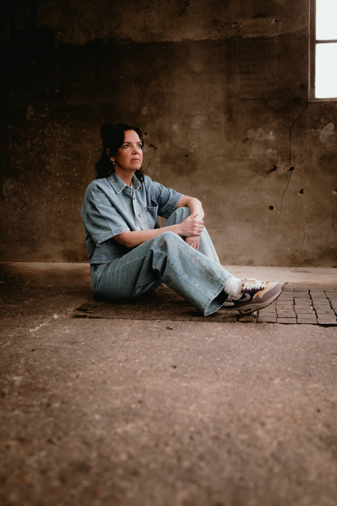 Hypnotherapeut en Liefdestherapeut van het Stevig in je Sneakers traject representeert de reis naar zelfliefde en innerlijke rust door middel van hypnose en lichaamswerk